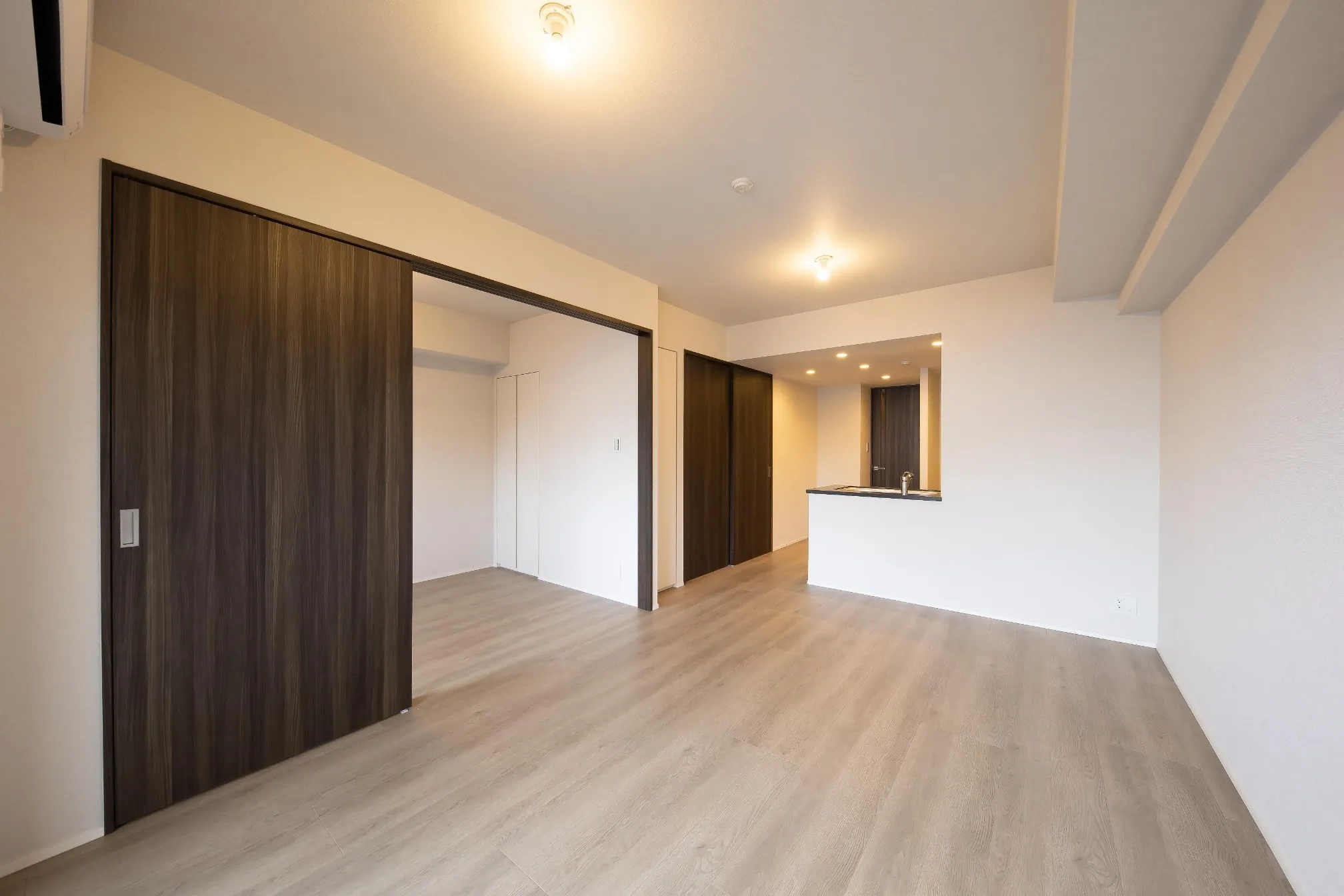 Doue Waseda - Interior - ["Building", "Property", "Furniture"]