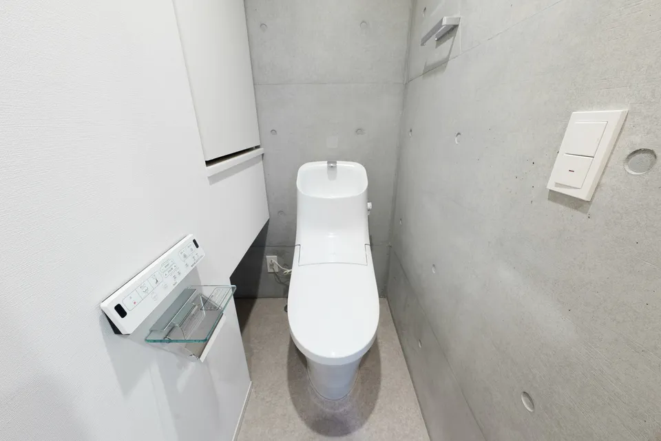 Hmlet Gakugei Daigaku - Interior - ["Toilet seat", "Toilet", "Plumbing fixture"]