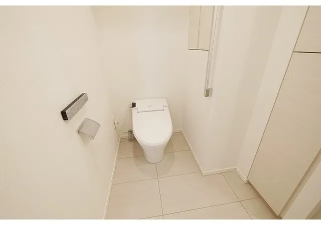 Comforia Shinjuku East Side Tower - Interior - ["Toilet seat", "Toilet", "Flooring"]