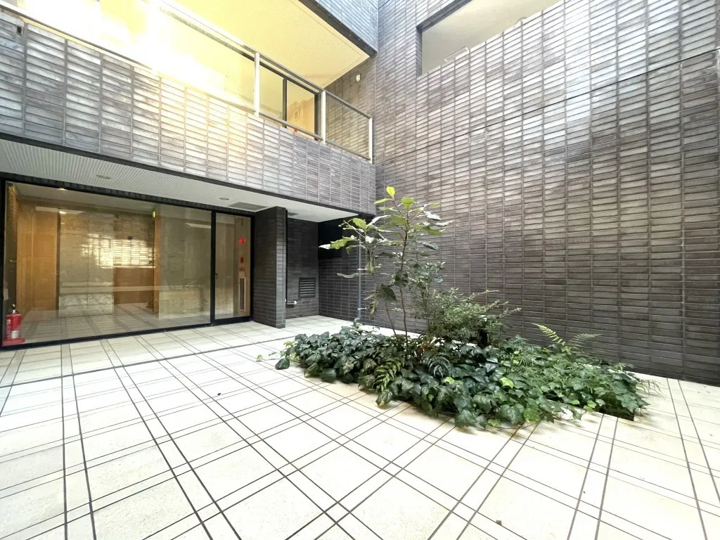 Jingumae House B1F, 1F