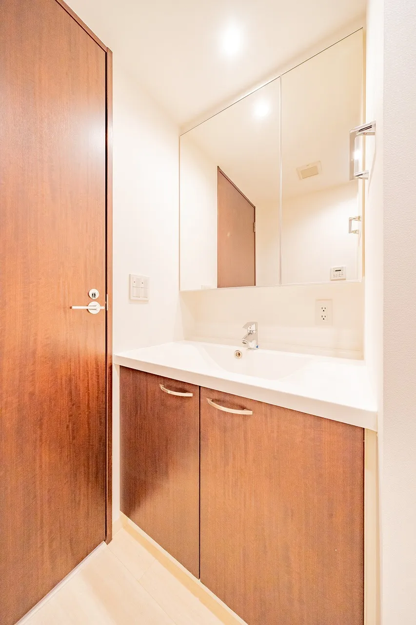 Central Park Tower La Tour Shinjuku - Interior - ["Brown", "Mirror", "Tap"]