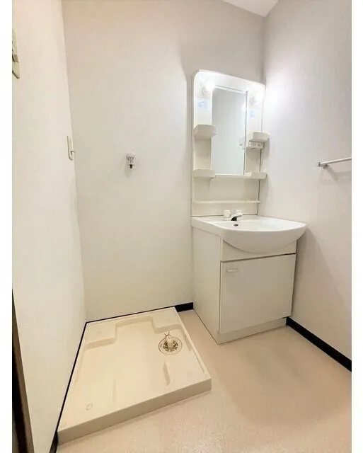 Kaminakazato Heights - Interior - ["Plumbing fixture", "Flooring", "Floor"]
