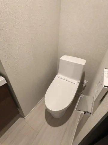 Arika Omori 1 - Interior - ["Toilet seat", "Toilet", "Flooring"]