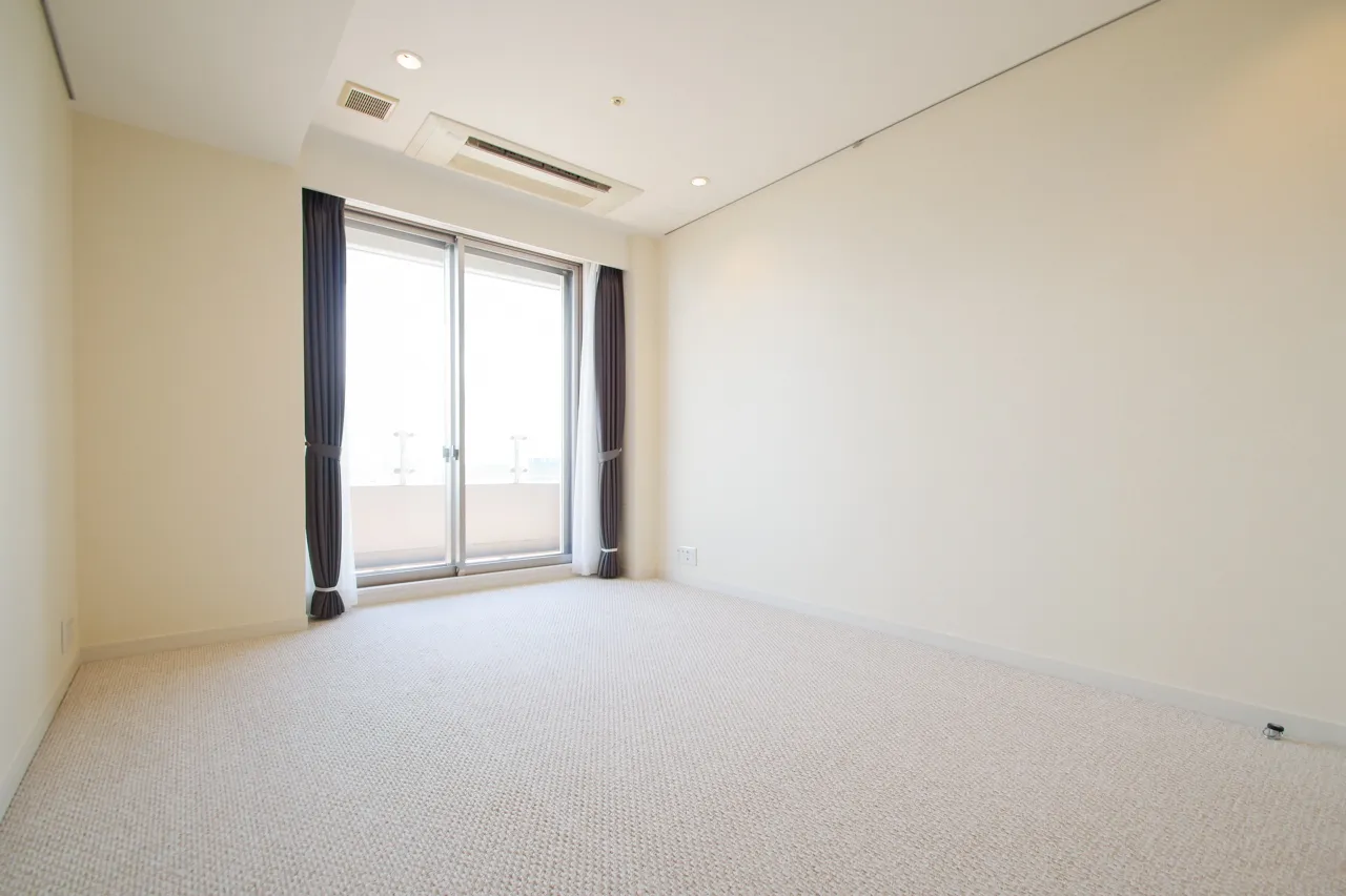 La Tour Shiodome - Interior - ["Flooring", "Floor", "Ceiling"]
