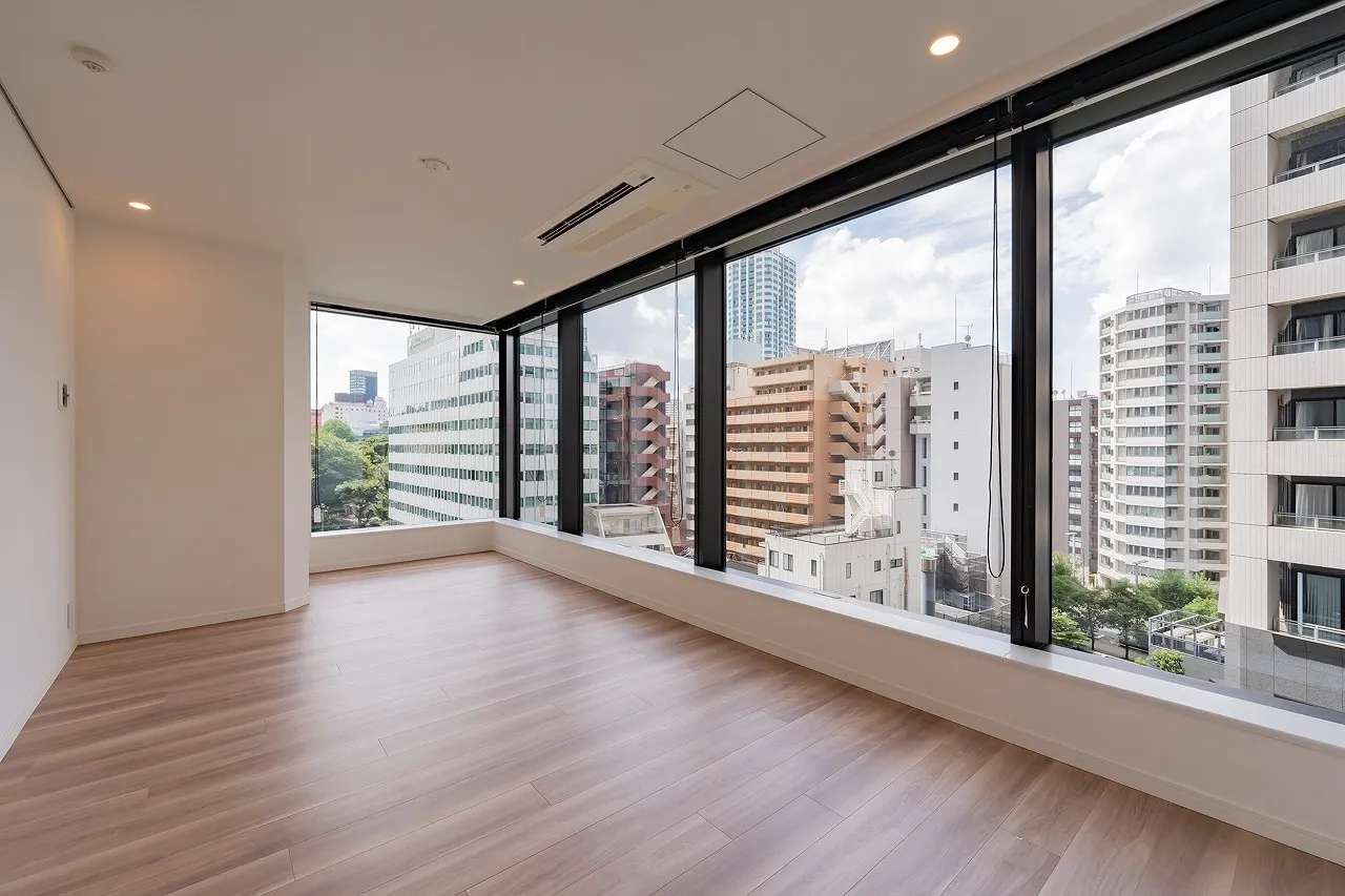 La Tour Shinjuku Annex - Interior - ["Building", "Window", "Fixture"]