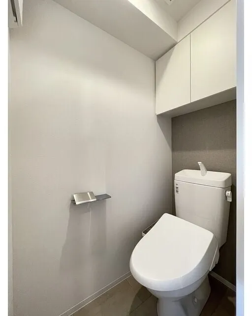 Comforia Nakakasai - Interior - ["Toilet seat", "Toilet", "Plumbing fixture"]