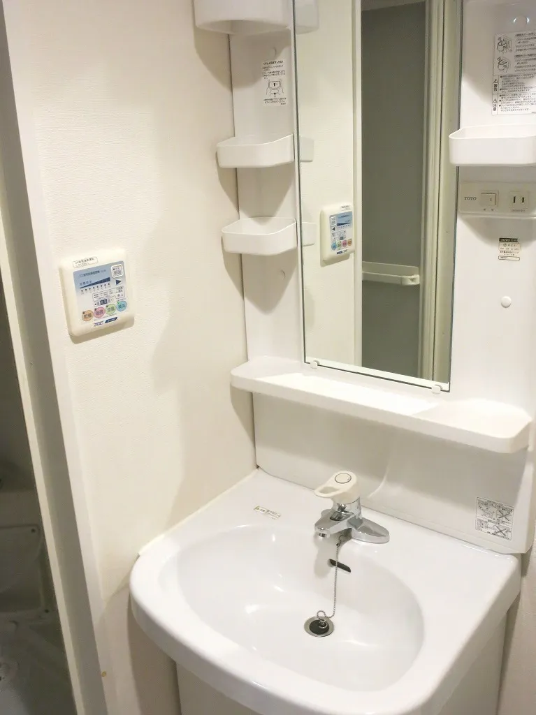 HF Monzen-Nakacho Residence - Interior - ["Mirror", "Tap", "Plumbing fixture"]