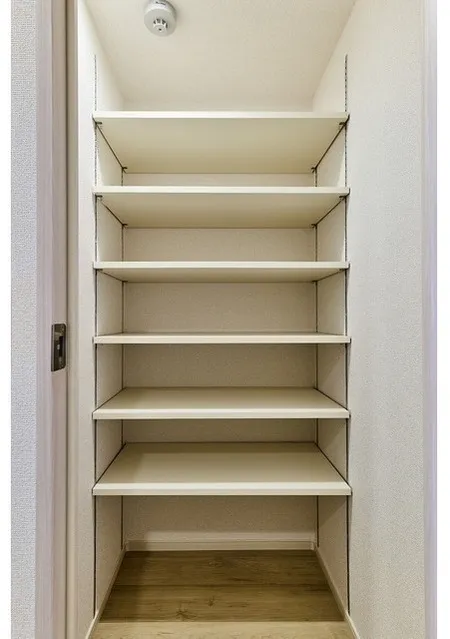 Due Oku - Interior - ["Shelving", "Wood", "Shelf"]