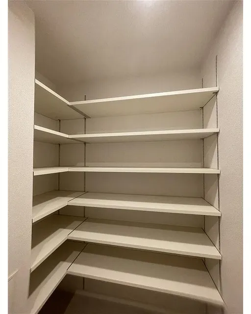 Due Oku - Interior - ["Shelving", "Shelf", "Flooring"]