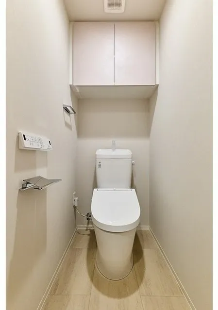 Lefon Progres Akabane Marks - Interior - ["Toilet seat", "Toilet", "Flooring"]