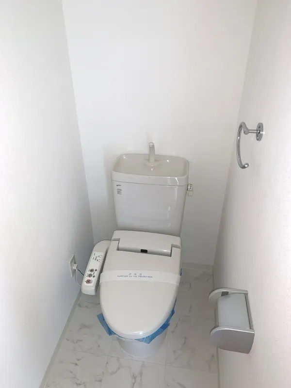 Esty Maison Sendagi - Interior - ["Toilet seat", "Plumbing fixture", "Bathroom"]