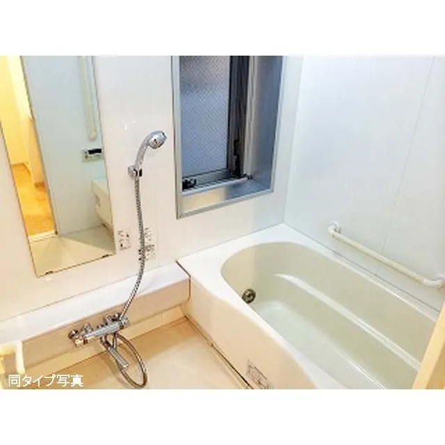 Comforia Honkomagome - Interior - ["Bathtub", "Mirror", "Plumbing fixture"]