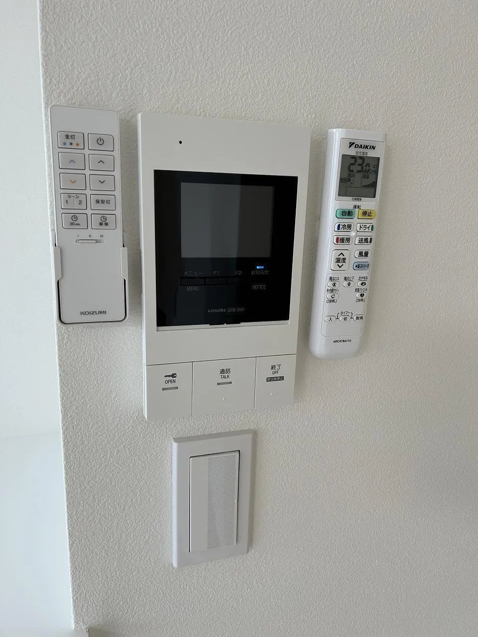 LiveFlat Sendagi - Interior - ["Gadget", "Material property", "Electronic device"]