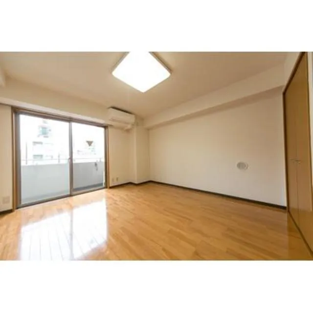 MA21 - Interior - ["Property", "Laminate flooring", "Floor"]