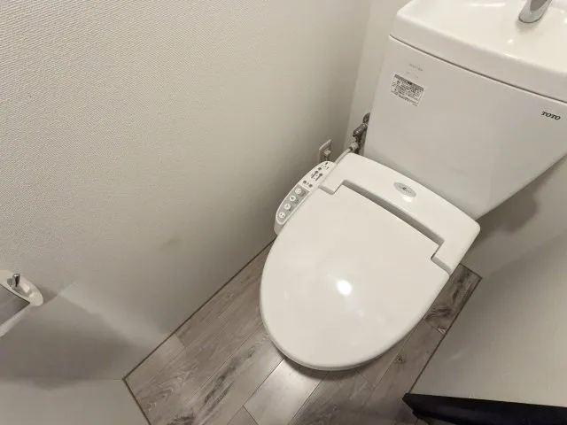 Regaland Meguro - Interior - ["Toilet seat", "Plumbing fixture", "Toilet"]