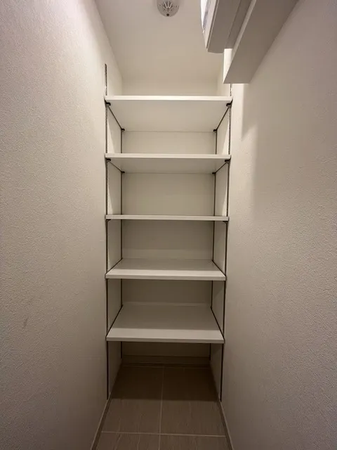AIFLAT Wakamatsu Kawada - Interior - ["Shelving", "Shelf", "Font"]