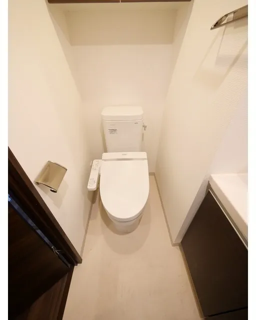Comforia Kamata - Interior - ["Toilet seat", "Toilet", "Flooring"]