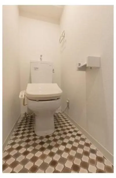 Toei Grande - Interior - ["Toilet seat", "Toilet", "Flooring"]
