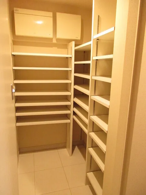 Park Habio Sutengumae - Interior - ["Shelf", "Fixture", "Wood"]
