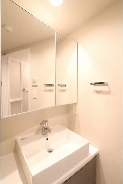 Well Square Komagome - Interior - ["Mirror", "Tap", "Bathroom sink"]
