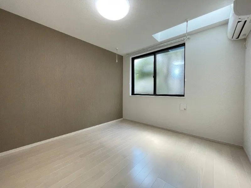 Mare Meidaimae II - Interior - ["Flooring", "Wall", "Floor"]