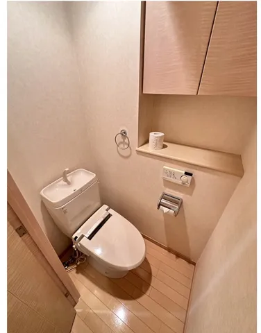 Prele Duc Hatchobori - Interior - ["Toilet seat", "Toilet", "Plumbing fixture"]