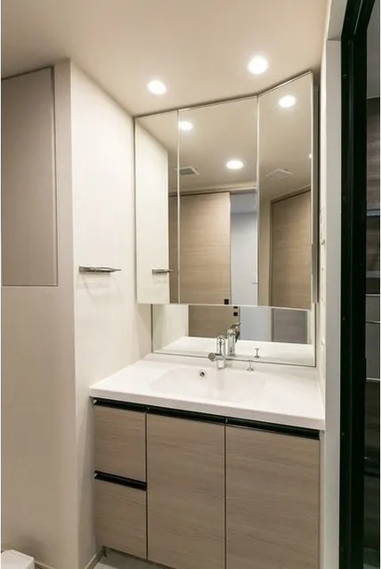 Demes Kiba - Interior - ["Mirror", "Tap", "Bathroom cabinet"]