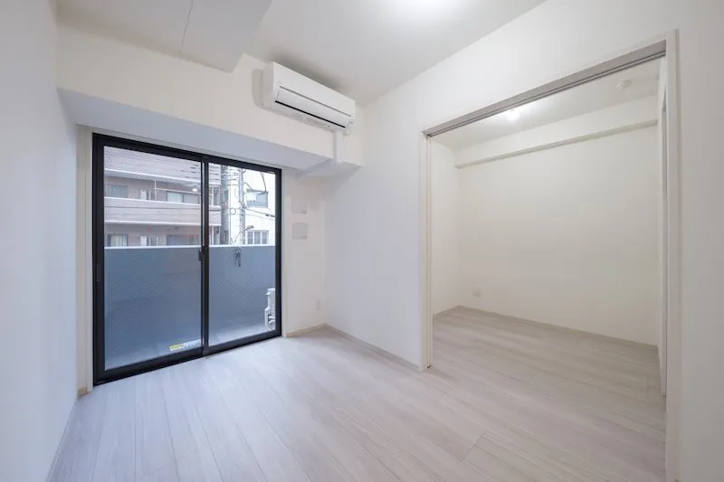 Due Iriya I - Interior - ["Building", "Window", "Fixture"]
