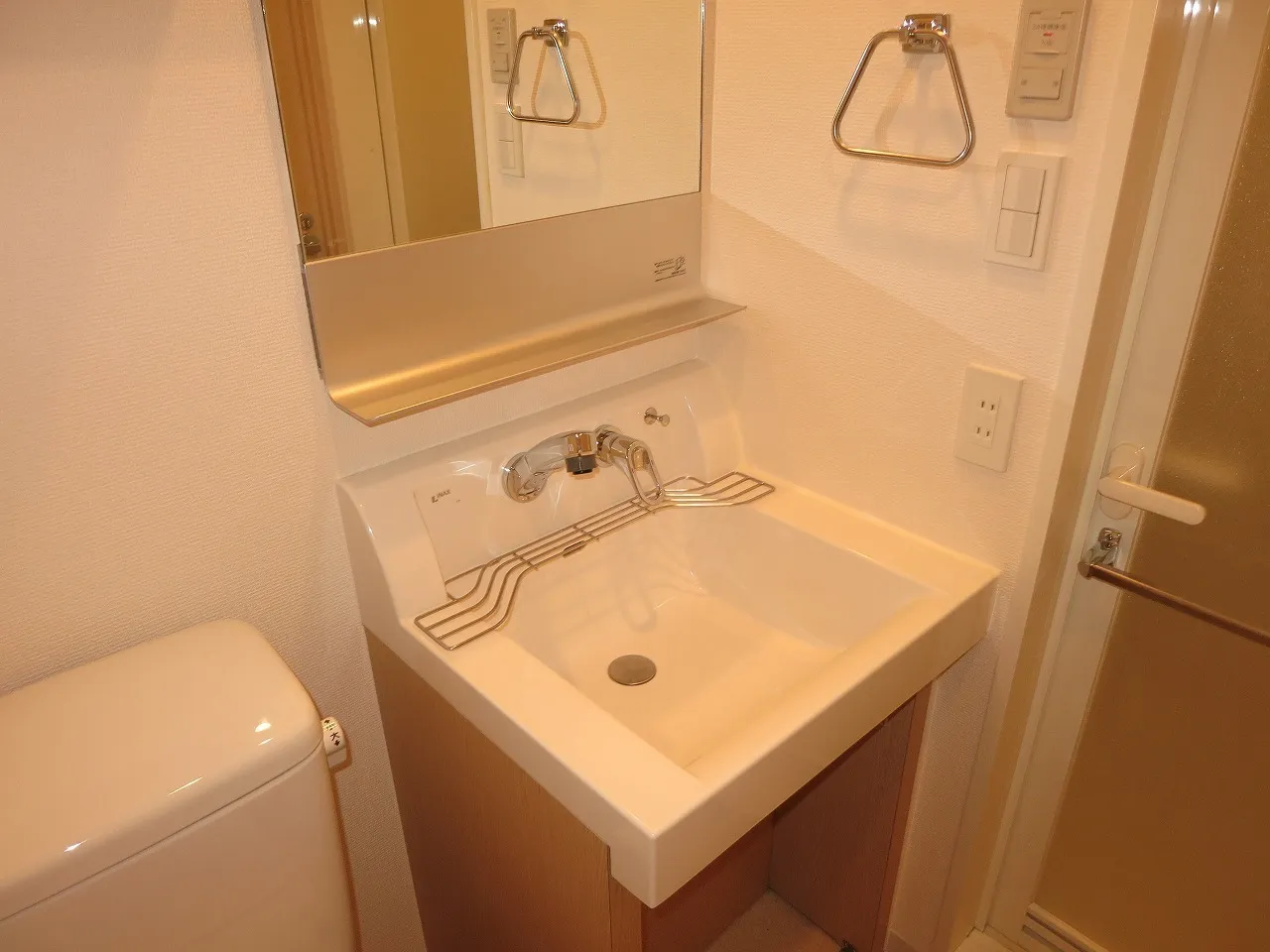 Arden Monzen Nakacho - Interior - ["Mirror", "Tap", "Plumbing fixture"]