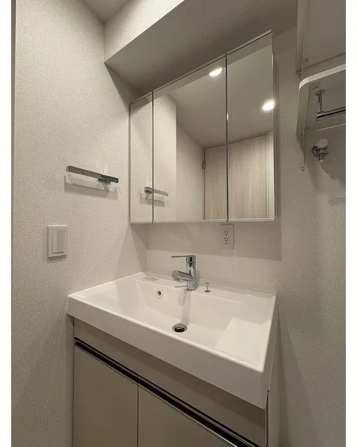 Due Oku - Interior - ["Bathroom Sink", "Plumbing fixture", "Flooring"]