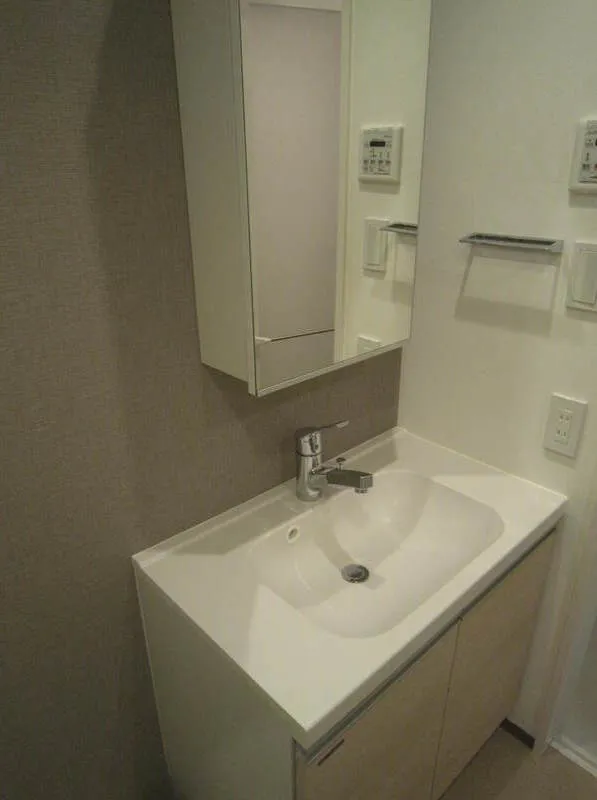 Casa Splendid Shin-Nakano - Interior - ["Bathroom Sink", "Plumbing fixture", "Flooring"]
