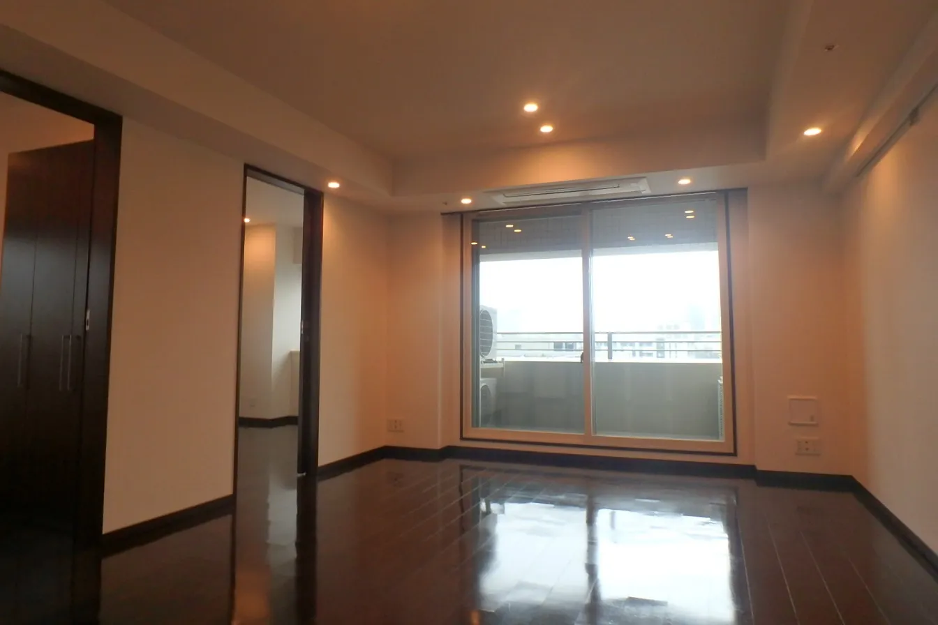 Doue Nihonbashi - Interior - ["Building", "Door", "Fixture"]