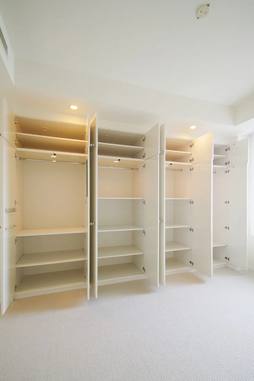 La Tour Shibakoen - Interior - ["Shelving", "Building", "Wood"]