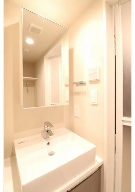 Well Square Komagome - Interior - ["Mirror", "Sink", "Tap"]