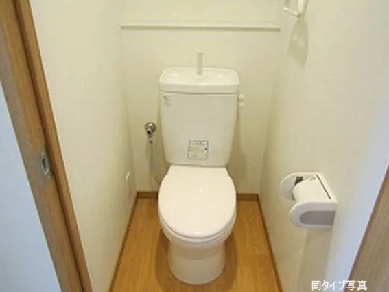 House Tao Li - Interior - ["Toilet seat", "Plumbing fixture", "Toilet"]
