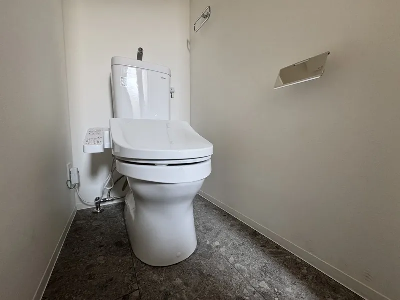 LUMIEC un Yoga - Interior - ["Toilet seat", "Toilet", "Plumbing fixture"]