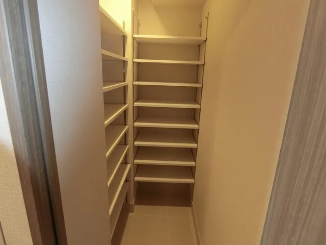 Cross Residence Kamata II - Interior - ["Wood", "Flooring", "Shelving"]