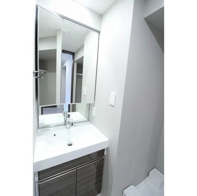 ORME COURT NIPPORI EAST - Interior - ["Mirror", "Tap", "Sink"]