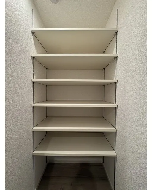 Due Oku - Interior - ["Shelf", "Shelving", "Hardwood"]