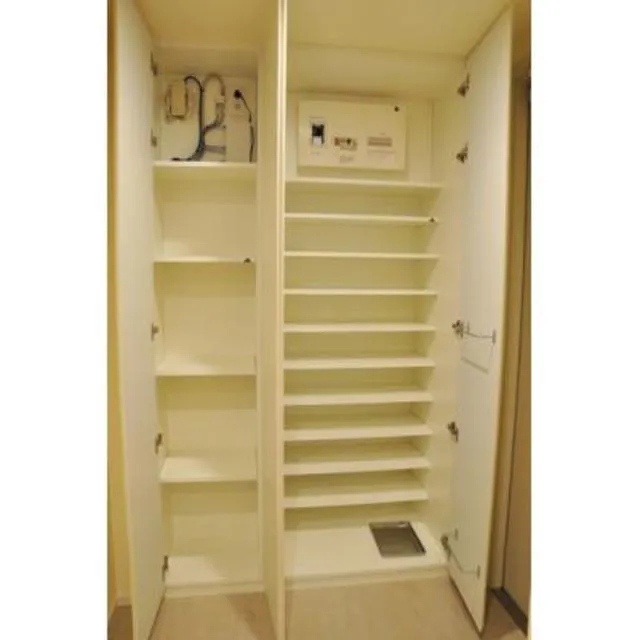 Park Axis Toyosu Canal - Interior - ["Building", "Shelf", "Cabinetry"]