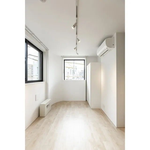 Ribio Maison Toritsu Daigaku - Interior - ["Building", "Picture frame", "Window"]