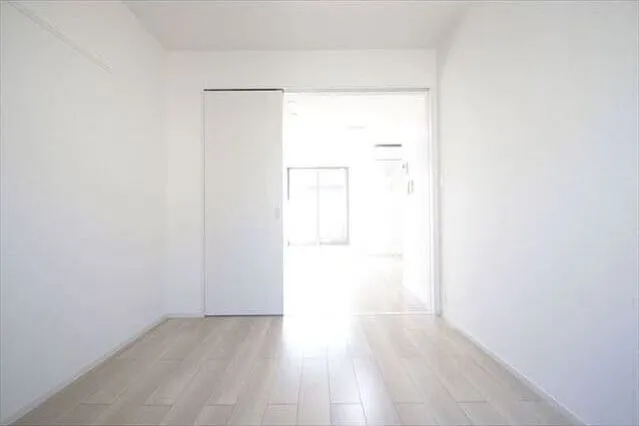 Me - Interior - ["Window", "Door", "Building"]