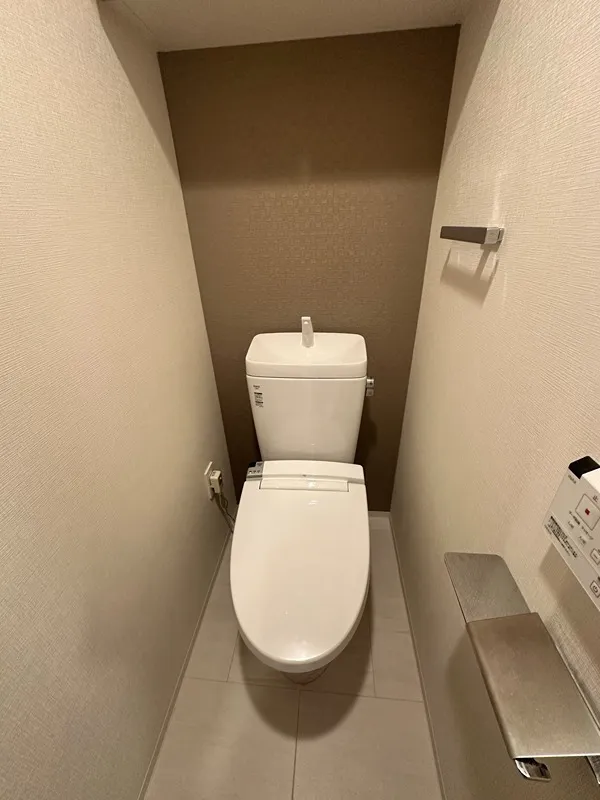 La Tierra Ojima - Interior - ["Toilet seat", "Toilet", "Plumbing fixture"]