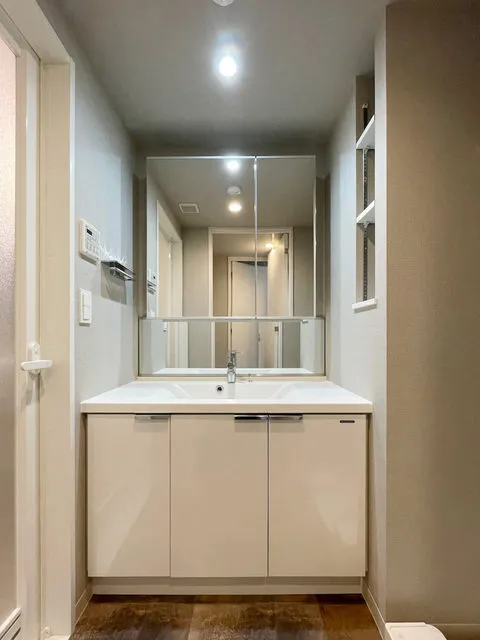 La Perla Ichigaya-Sadoharacho - Interior - ["Mirror", "Tap", "Sink"]