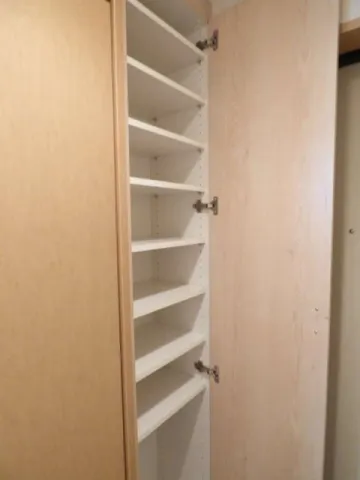 Royal Amenity Nishitoyama - Interior - ["Wood", "Flooring", "Shelving"]