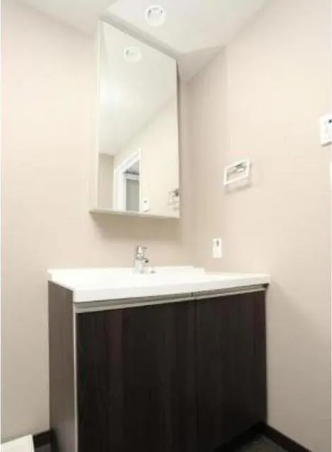Belle Face Shibaura Tower - Interior - ["Mirror", "Tap", "Bathroom cabinet"]