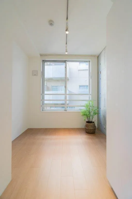 EXAM Yoga - Interior - ["Flooring", "Floor", "Wood"]