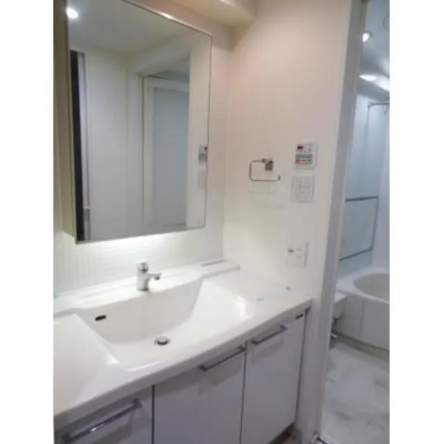 Park Cube Nihombashi Suitengumae - Interior - ["Mirror", "Tap", "Bathroom cabinet"]