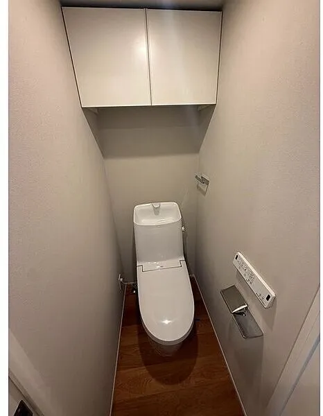 Atrio Flats Jiyugaoka East - Interior - ["Toilet seat", "Toilet", "Plumbing fixture"]