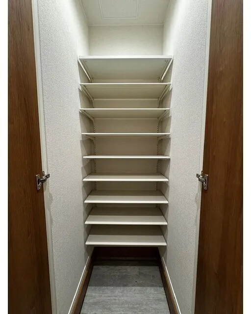 Well Square Hatagaya - Interior - ["Wood", "Shelving", "Flooring"]